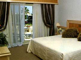  -    ,     Palm Beach Hotel, ,  