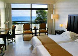���-����, �����  Grecian Bay Hotel